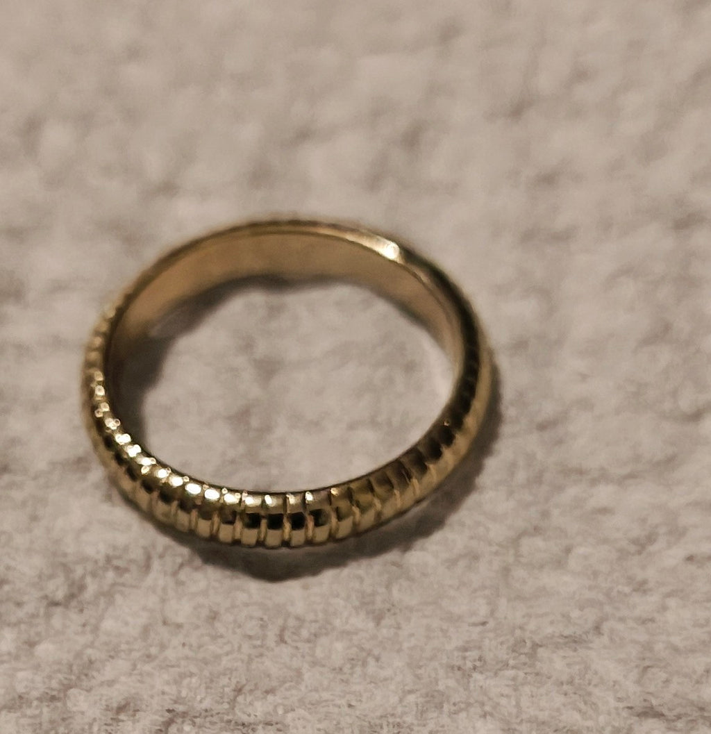 Gold plated ring ribbed vertically textured groove surface size 7.5