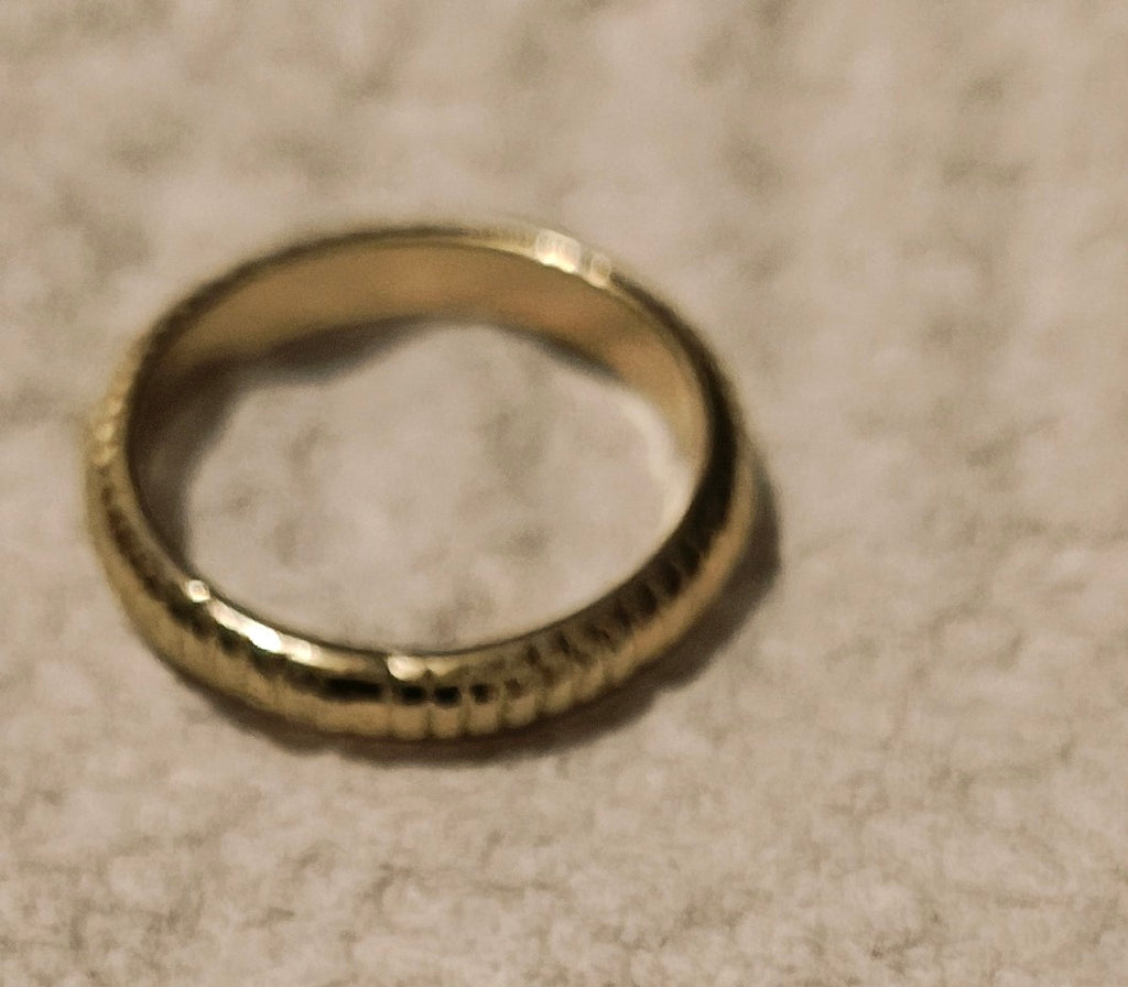 Gold plated ring ribbed vertically textured groove surface size 7.5