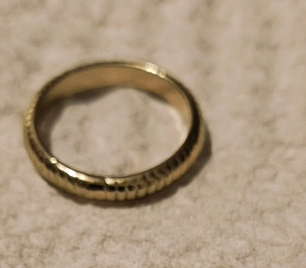 Gold plated ring ribbed vertically textured groove surface size 7.5